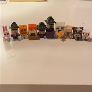 10 Minecraft mini figures.